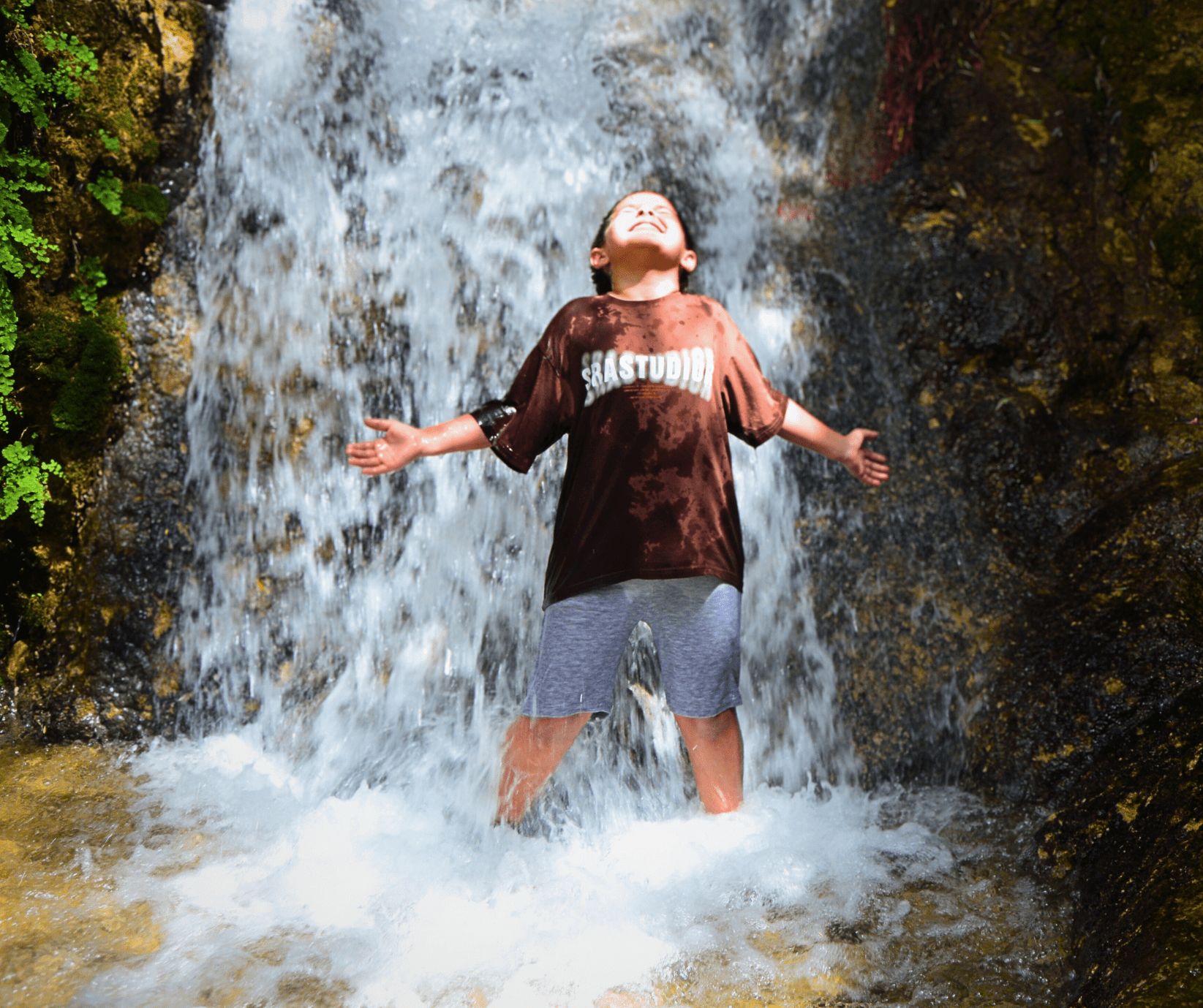 🌊 مغامرة خلف الشلال – هل ينجو ميمي وعون؟ 🧭